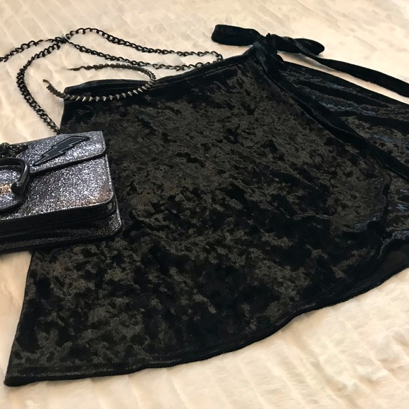 SMALL BLACK VELVET WRAP MINI SKIRT - Picture 6 of 12